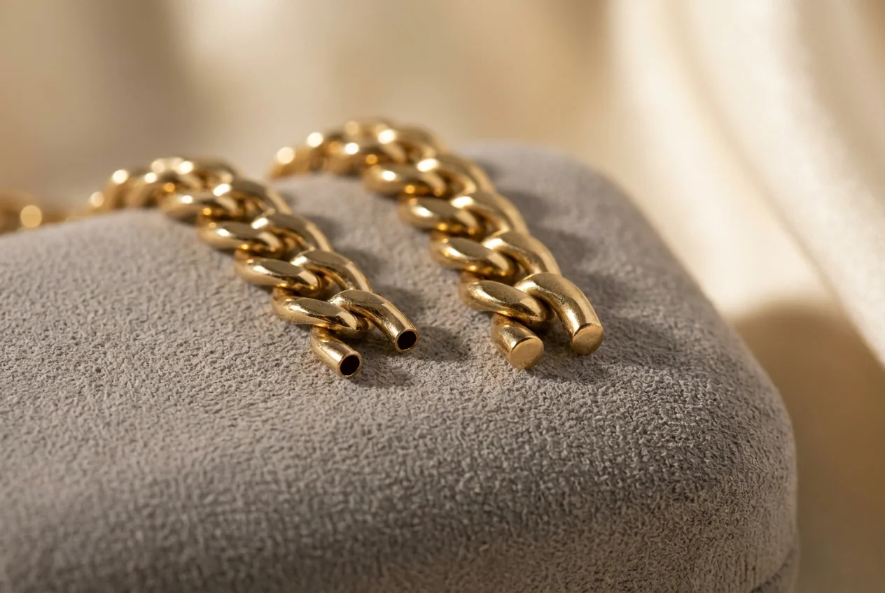 A hollow curb chain and a solid curb chain side by side, wall thickness visible at the cut ends